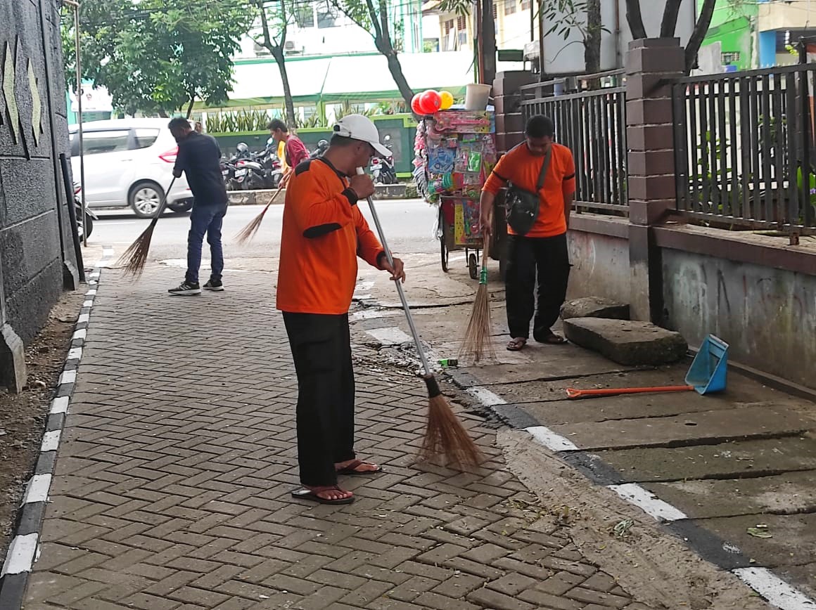 Kegiatan Pembersihan Jalan Lingkungan oleh Satgas Operasional Kecamatan di Jalan Utama Stadion Mini Sudimara Barat