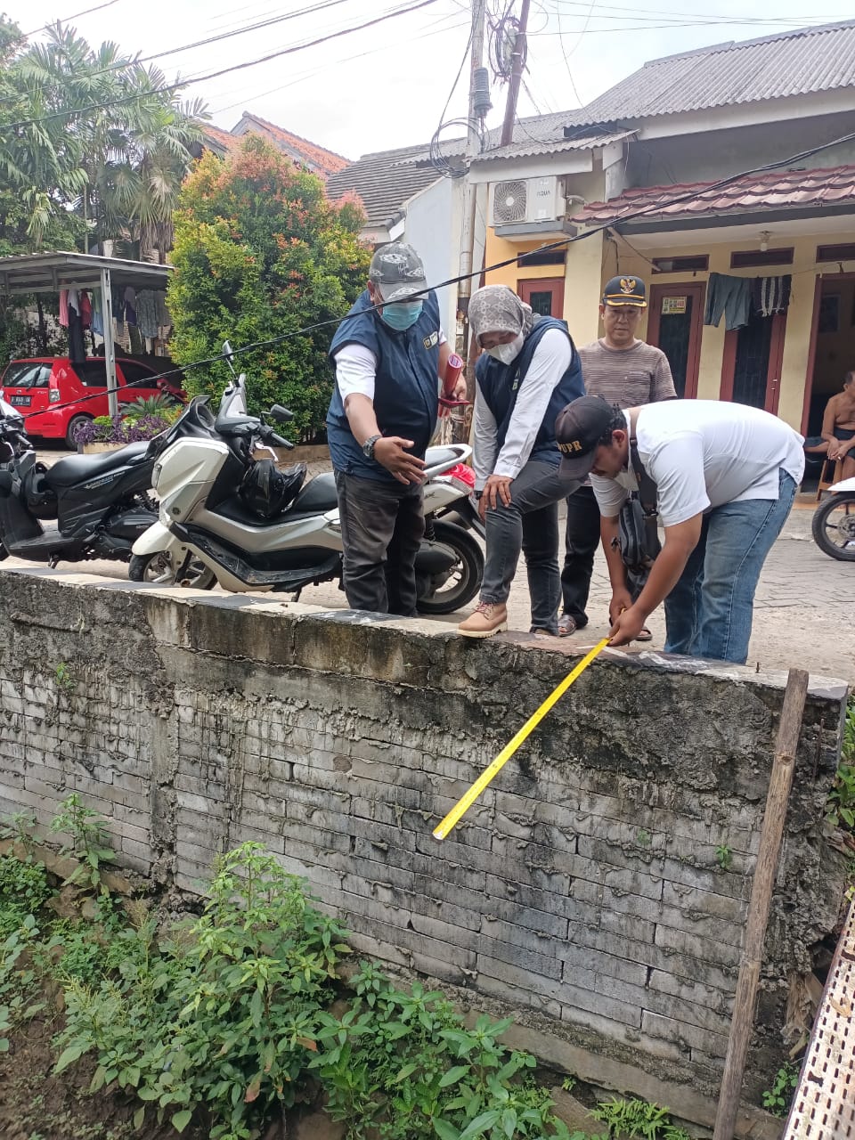 Pendampingan Pegawai DPUPR Kota Tangerang dalam Survey Lokasi Terkait Perbaikan Turab Kali Wetan RW 06 Kelurahan Parung Serab