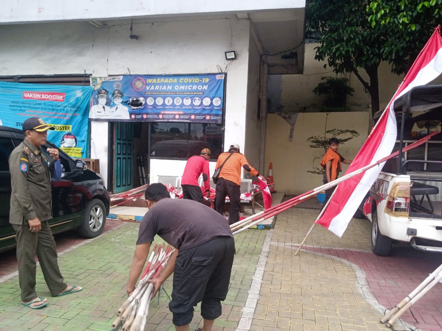 Kegiatan Pemasangan Umbul Umbul oleh Satgas Ops Kecamatan Dalam Persiapan Porprov Banten 2022 di Stadion Mini Sudimara Barat