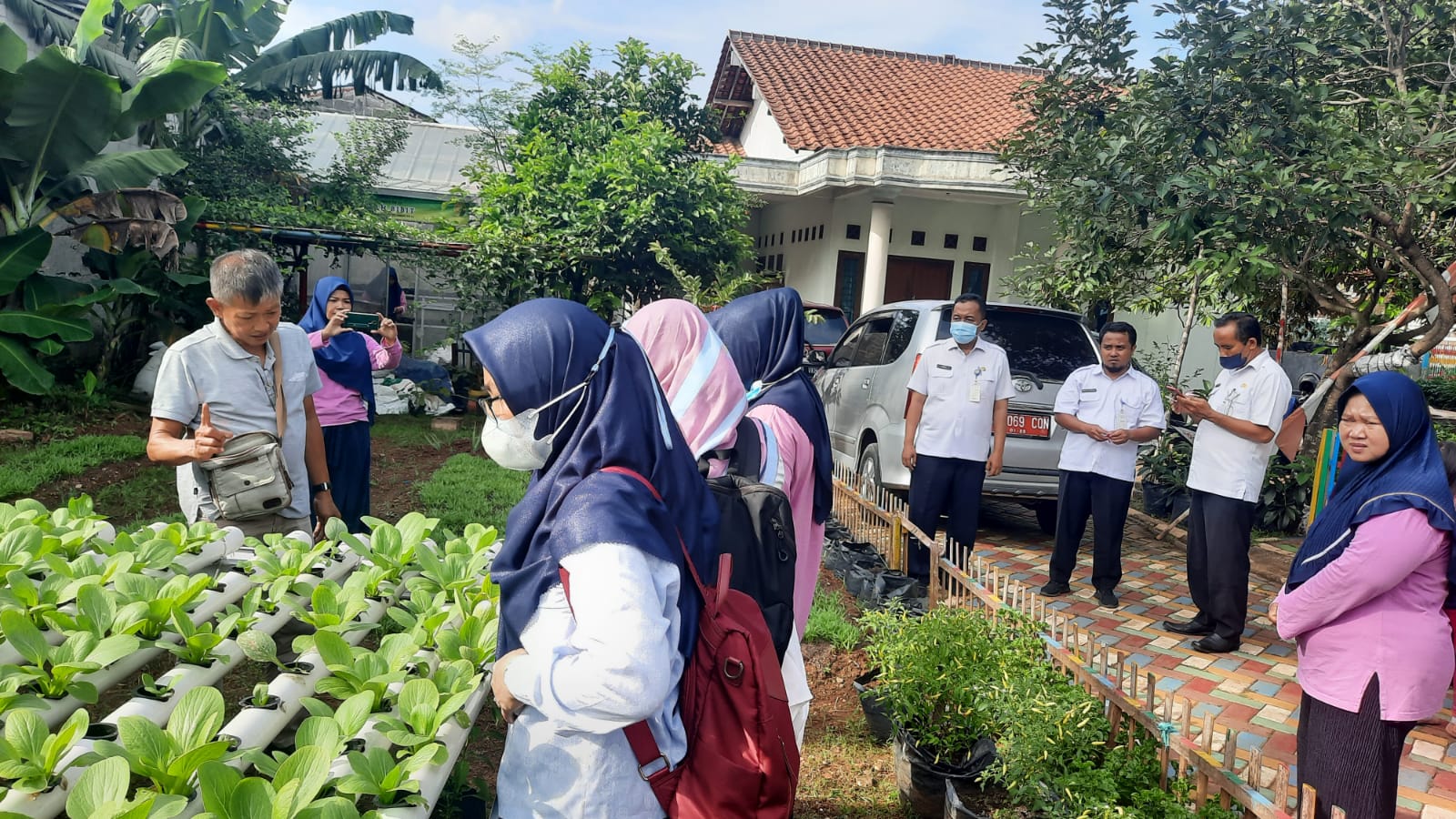 Kegiatan Penyuluhan Pencapaian Target Pangan oleh DLH Kota Tangerang di KWT Belimbing RW 03 Kelurahan Parung Serab