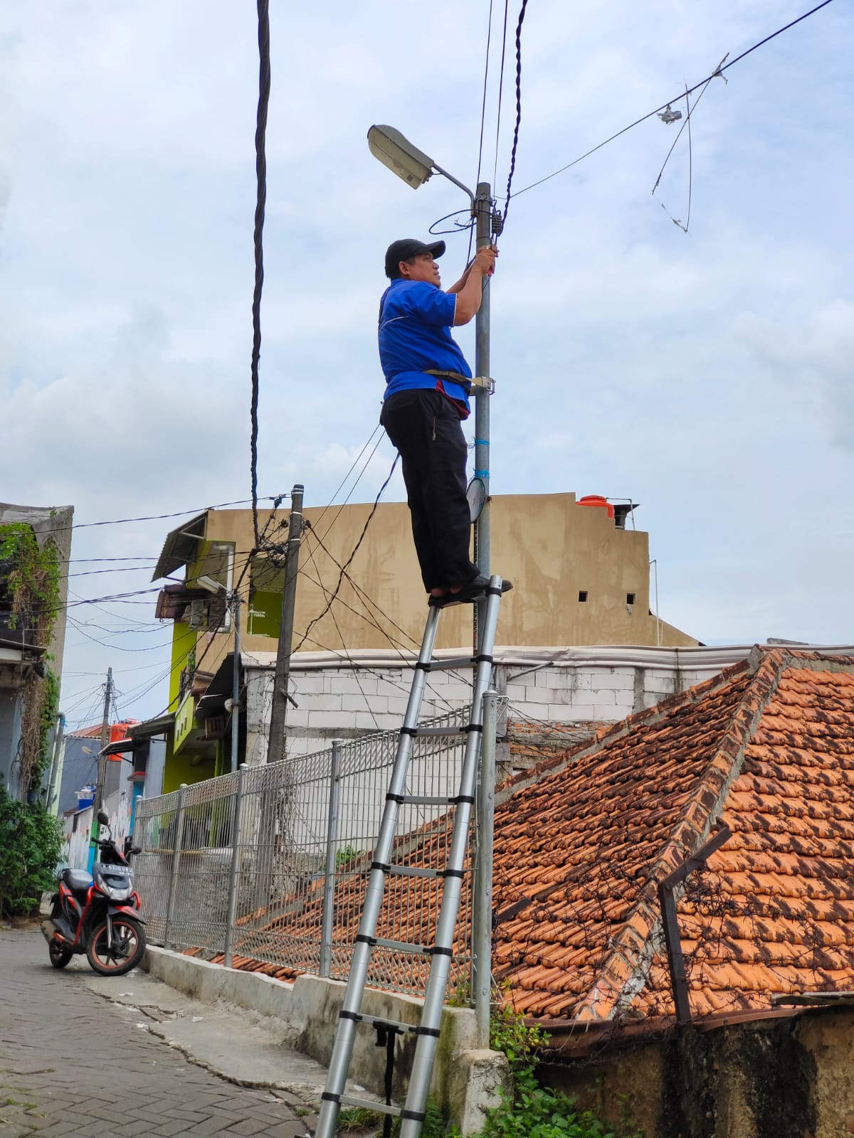 Monitoring Perbaikan Lampu PJU Kampung Terang oleh Tim Teknisi Kecamatan di Wilayah RT 02 RW 02 Kelurahan Paninggilan
