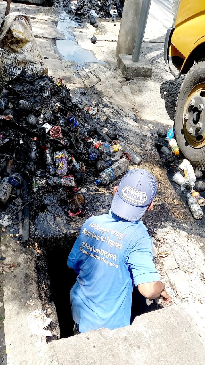 Monitoring Pengangkatan Sampah Pada Drainase oleh DPUPR Kota Tangerang di Jl. Wahidin Sudiro Husodo RW 10 Kelurahan Paninggilan