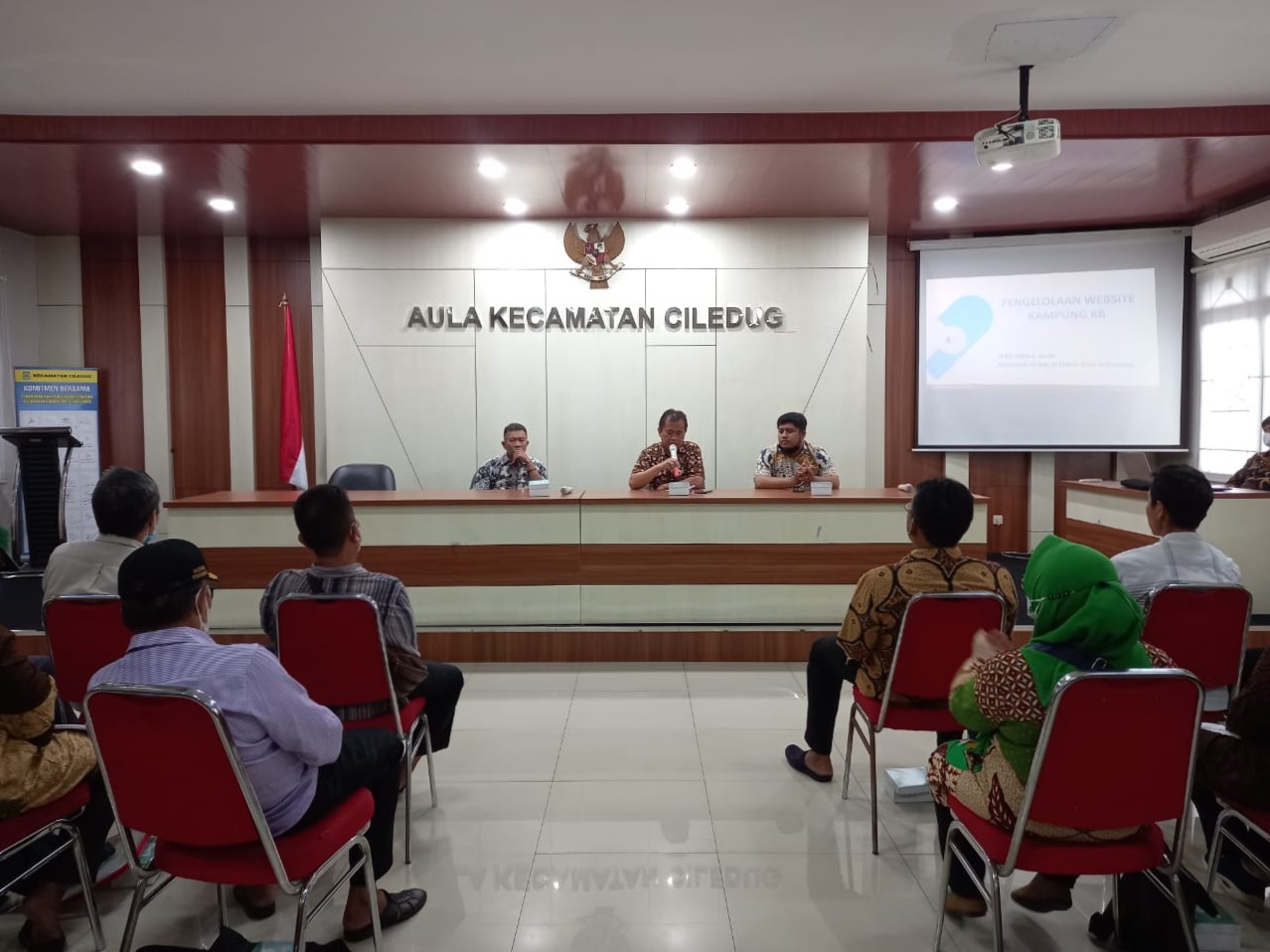 Kegiatan Sosialisasi Tata Cara Pengelolaan Website Kampung KB oleh DP3AP2KB Kota Tangerang di Aula Kantor Kecamatan Ciledug