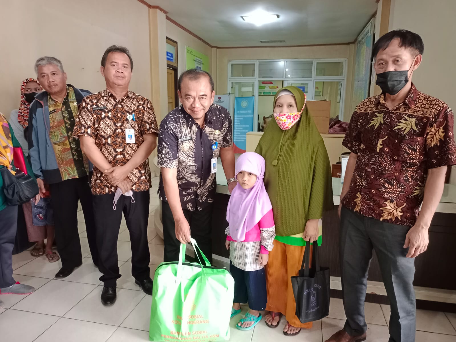 Penyerahan Bantuan Sosial Permakanan Bagi Balita oleh Dinsos Kota Tangerang