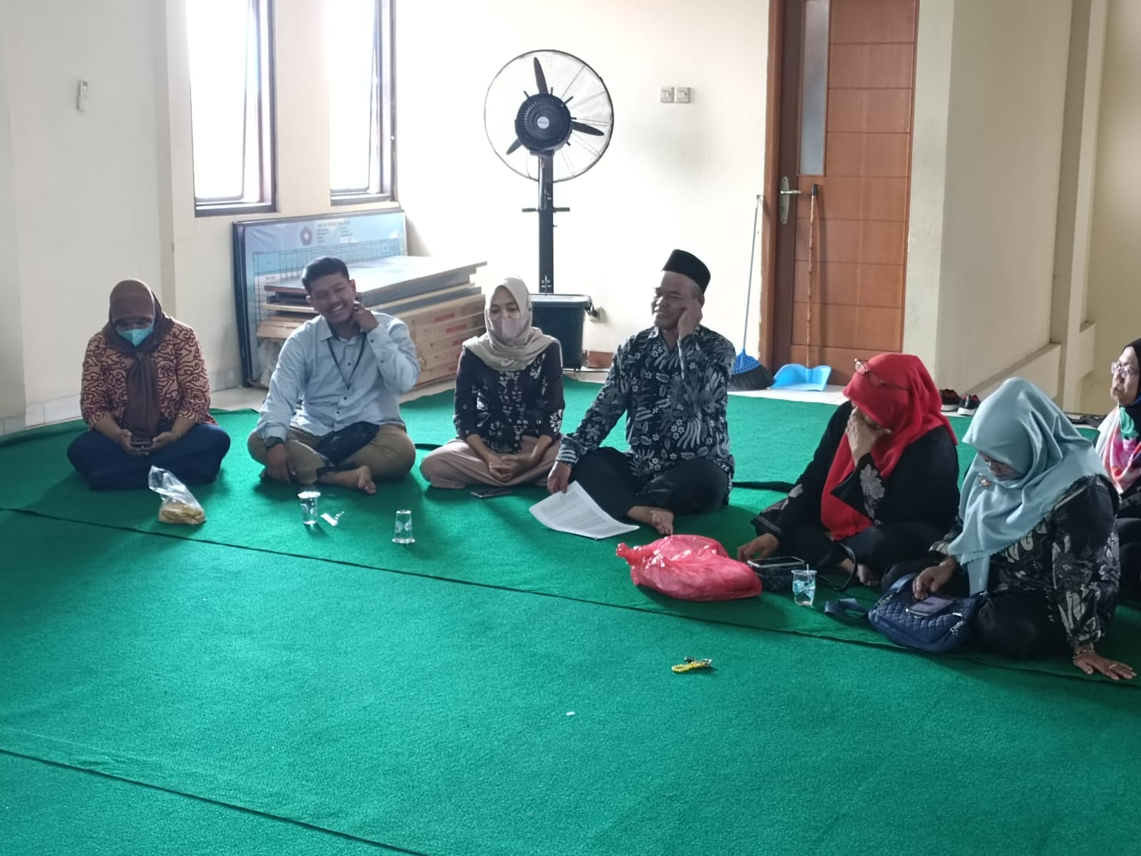 Rapat Koordinasi Bersama PSM Dalam Persiapan Penyaluran Dana Inflasi BBM dan Sembako PKH di Aula Kelurahan Tajur