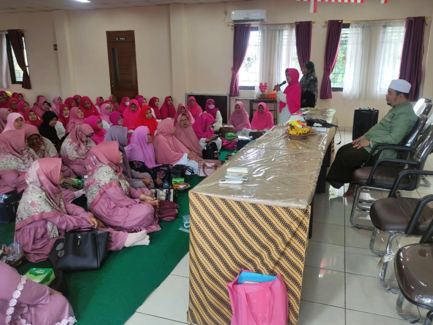 Kegiatan Pengajian Rutin Bulanan Ibu ibu Serta Peringatan Maulid Nabi Muhammad SAW di Aula Kantor Kelurahan Sudimara Selatan