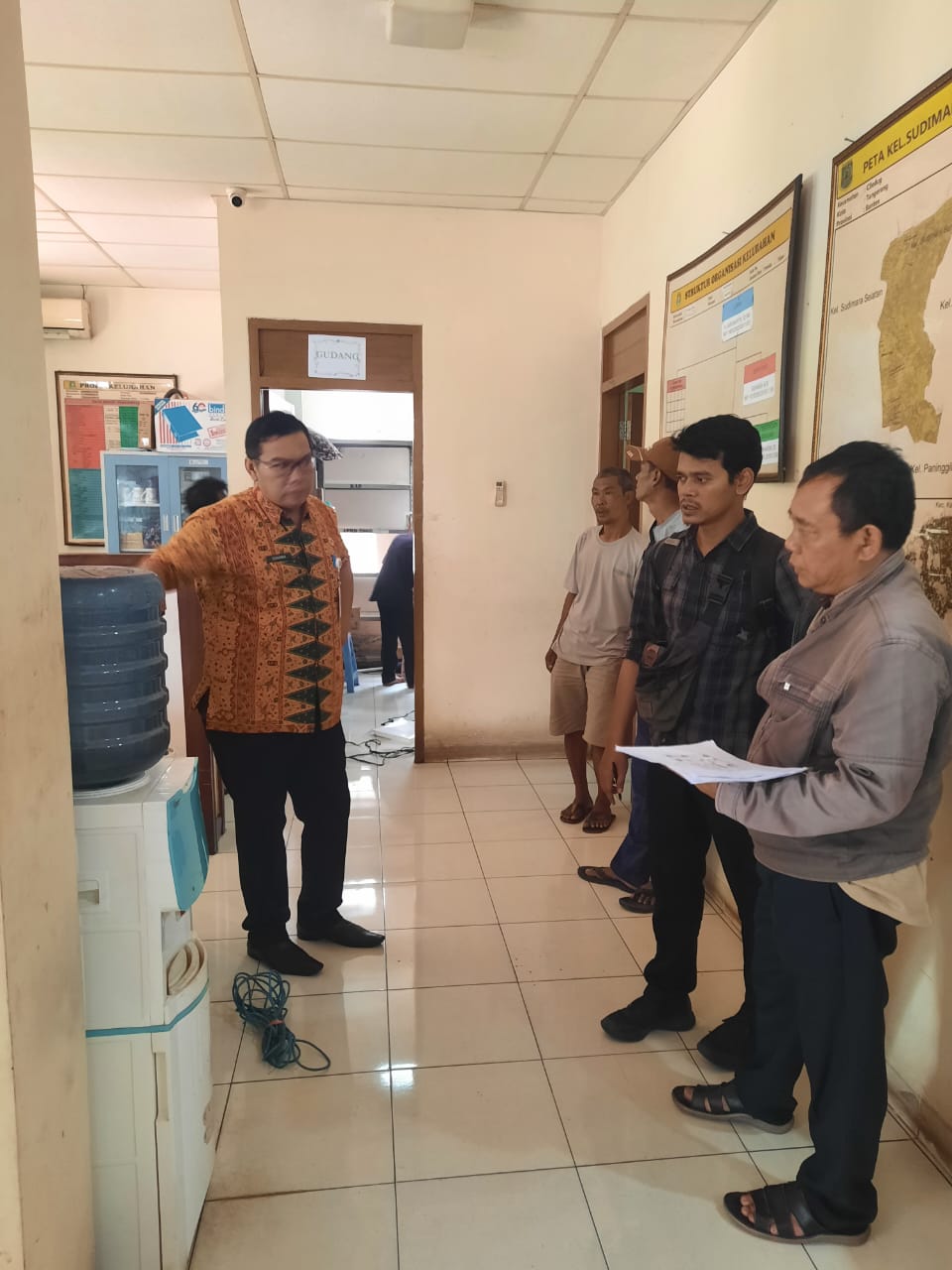 Monitoring Progres Pelaksanaan Rehab Kantor di Kantor Kelurahan Sudimara Barat