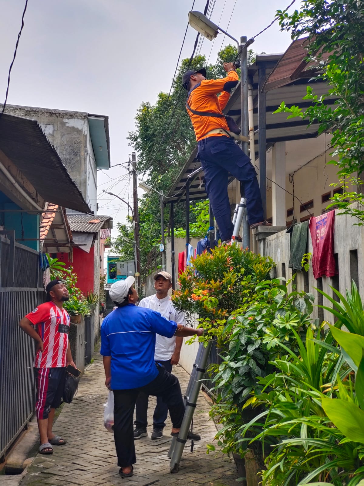 Monitoring Perbaikan Lampu PJU Kampung Terang oleh Tim Teknis Kecamatan di RT 03 RW 01 Kelurahan Paninggilan