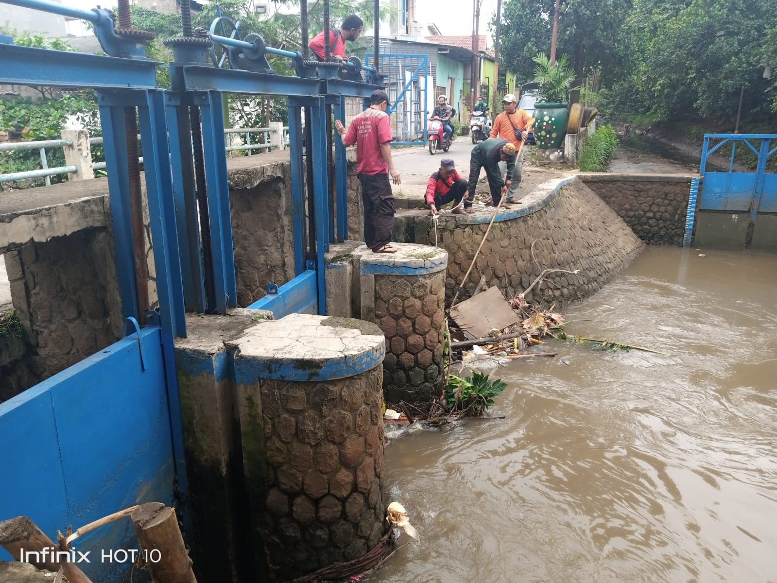 Pengangkatan Batang Pohon yang Tersangkut di Kali Pintu Air Paninggilan oleh Satgas Operasional Kecamatan