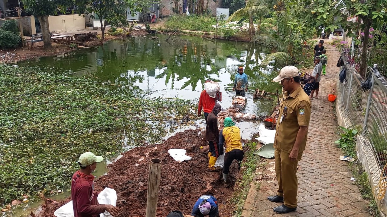 Monitoring Pembangunan Turap Tandon Air oleh DPUPR Kota Tangerang di RW 11 Kelurahan Paninggilan