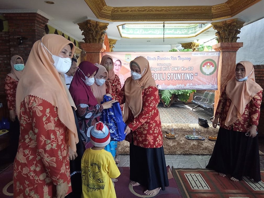 Penyerahan Bantuan Berupa Sembako Kepada Keluarga Stunting oleh DWP Kota Tangerang Dalam Rangka HUT DWP ke 23