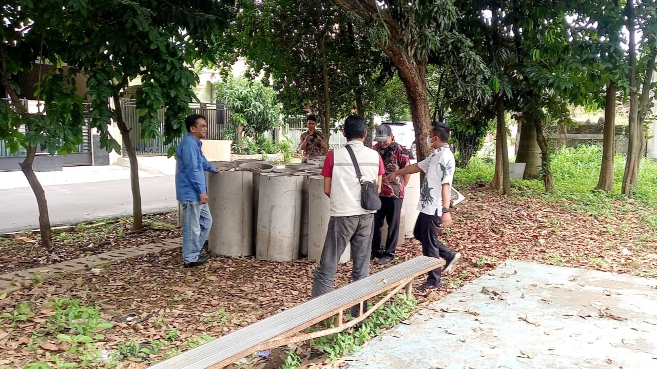 Melakukan Survey Lokasi Bersama Pegawai DLH Kota Tangerang Dalam PErsiapan Pembuatan Titik Biopori di RW 02 Kelurahan Paninggilan