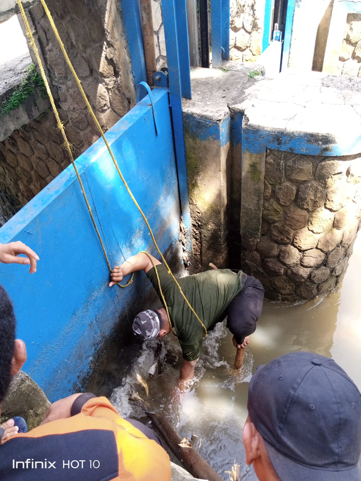 Kegiatan Pengangkutan Pohon yang Tersangkut di Pintu Air Kali Pingkal oleh Satgas Operasional Kecamatan