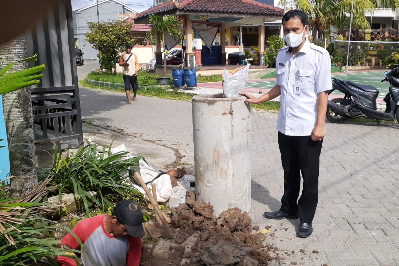 Monitoring Pembuatan Biopori Jumbo oleh DLH Kota Tangerang di Komplek Kimia Farma Hankam di RW 02 Kelurahan Parung Serab