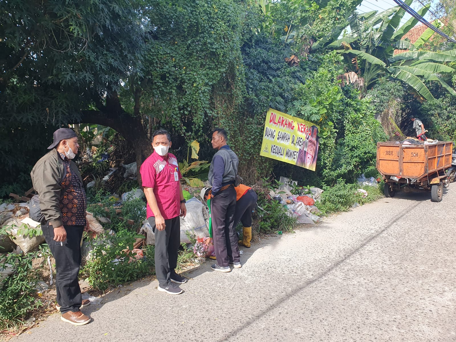 Pendampingan Petugas DLH Kota Tangerang Dalam Melakukan Pembersihan Sampah Liar di Jl. H Dirin RW 15 Kelurahan Paninggilan