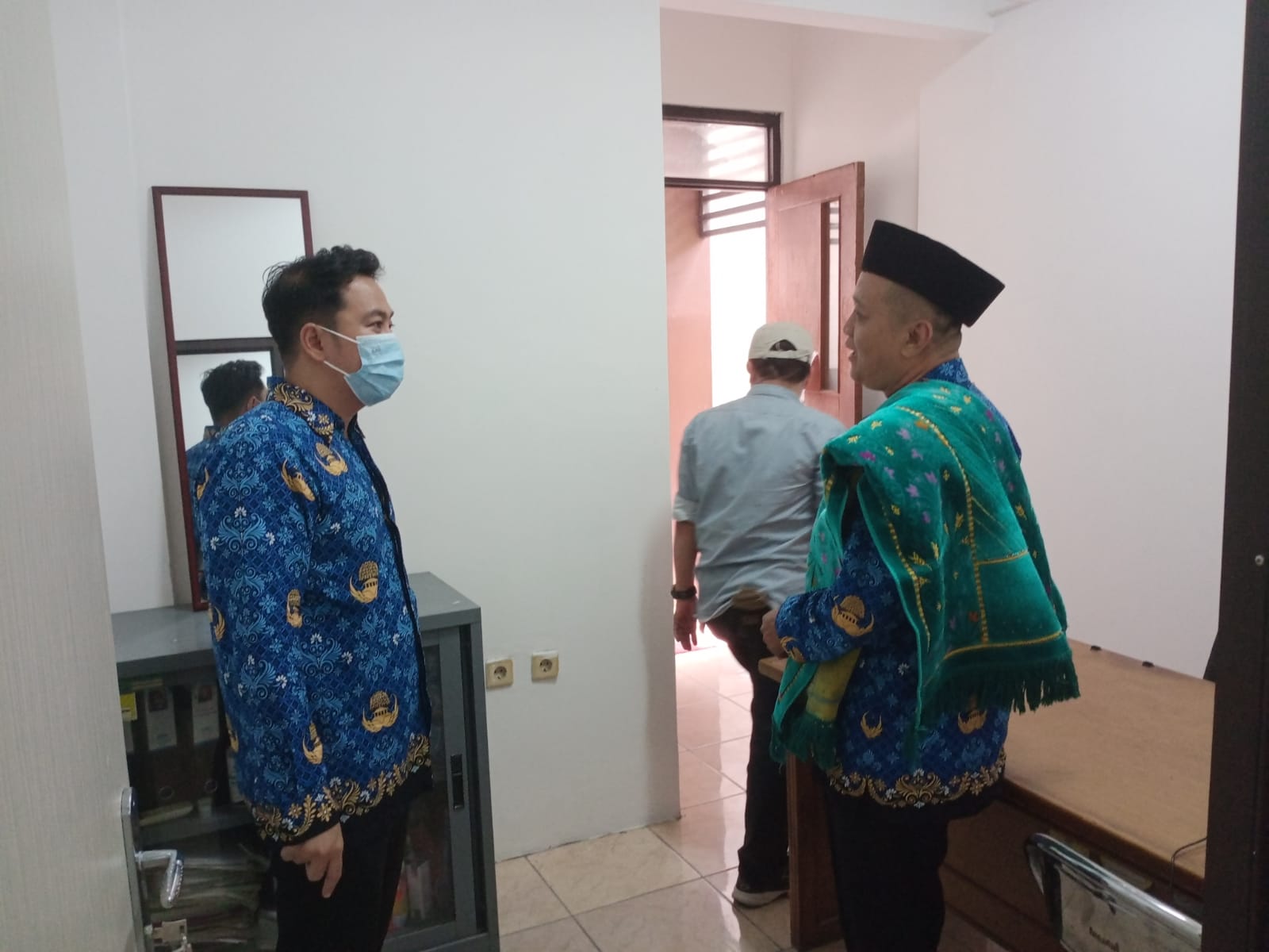 Monitoring Progres Kegiatan Rehab Gedung Kantor di Kantor Kelurahan Sudimara Timur