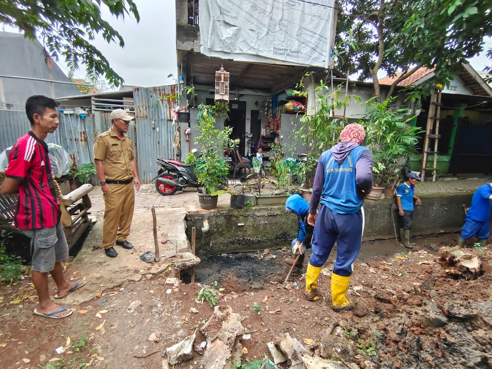 Monitoring Pembangunan Turap Drainase oleh DPUPR Kota Tangerang di Wilayah RT 01 RW 03 Kelurahan Paninggilan