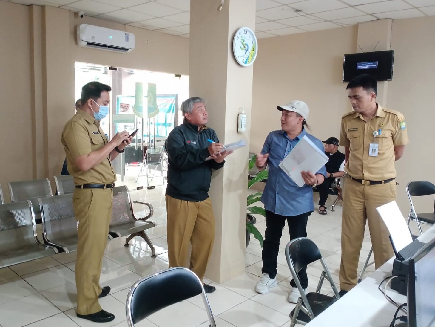 Monitoring Progres Kegiatan Rehab Gedung Kantor di Kantor Kelurahan Sudimara Jaya