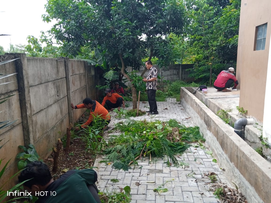 Kegiatan Pembersihan Lingkungan Halaman Kantor Kelurahan Sudimara Selatan oleh Satgas Kebersihan Kecamatan