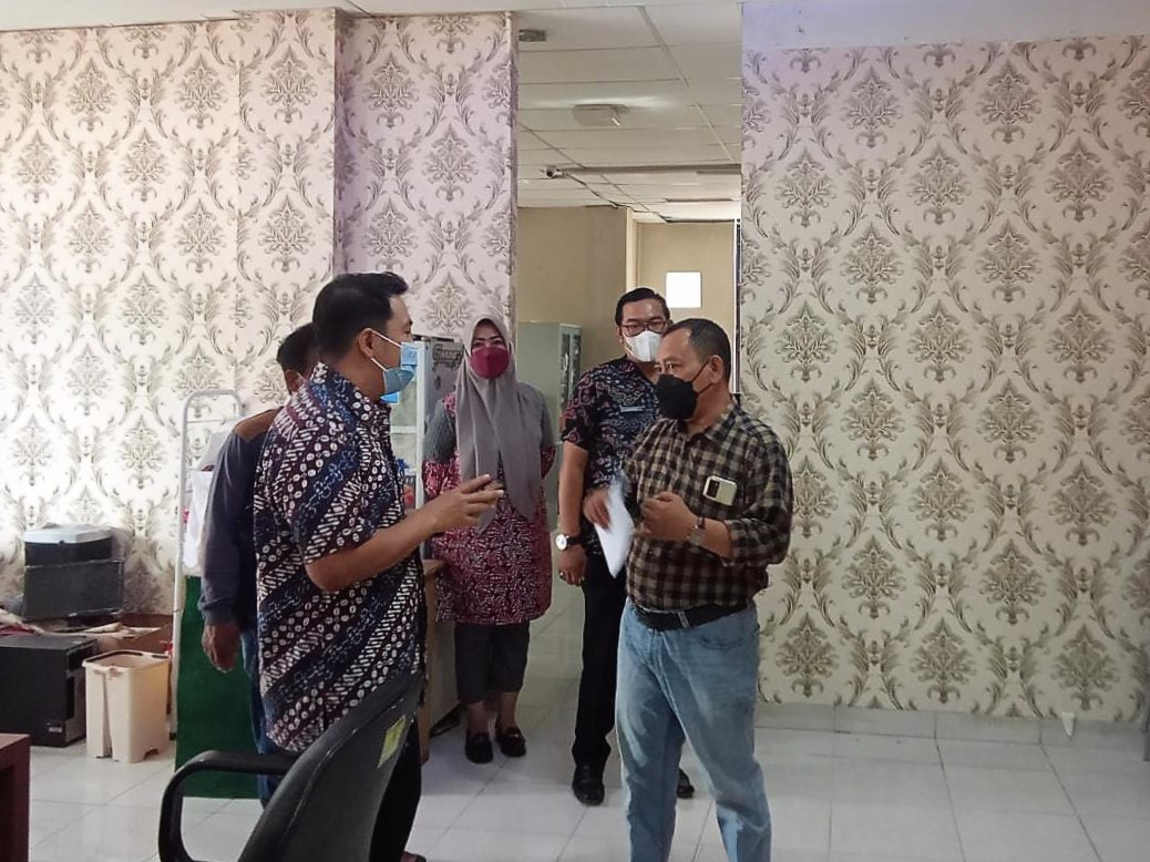 Monitoring Kegiatan Pengerjaan Rehab Interior Gedung Kantor di Kantor Kelurahan Sudimara Barat