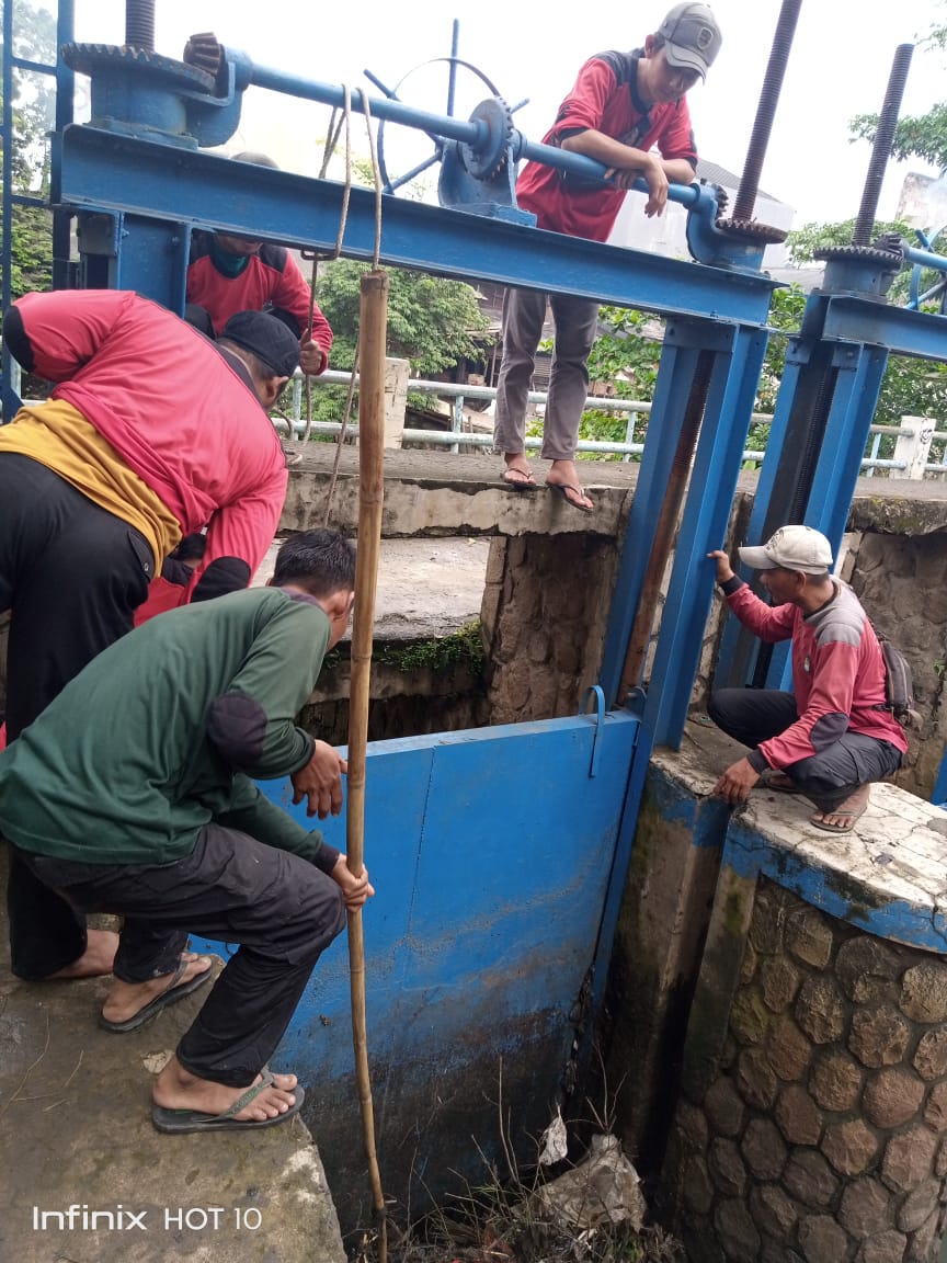 Normalisasi Saluran Air yang Tersumbat oleh Sampah oleh Satgas Kebersihan Kecamatan