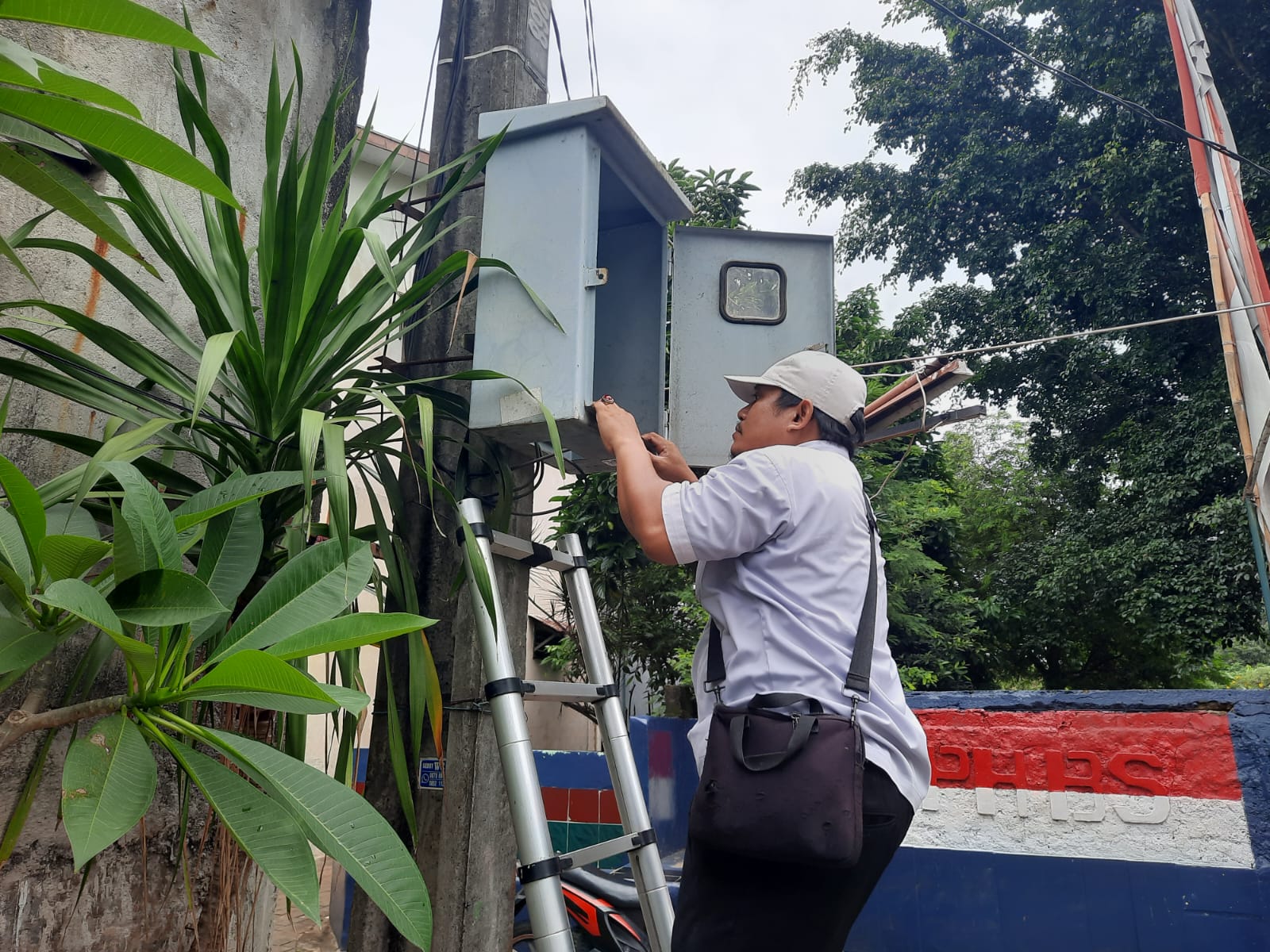 Perbaikan Lampu PJU Kampung Terang oleh Tim Teknisi Kecamatan di Wilayah RT 02 RW 12 Kelurahan Sudimara Barat