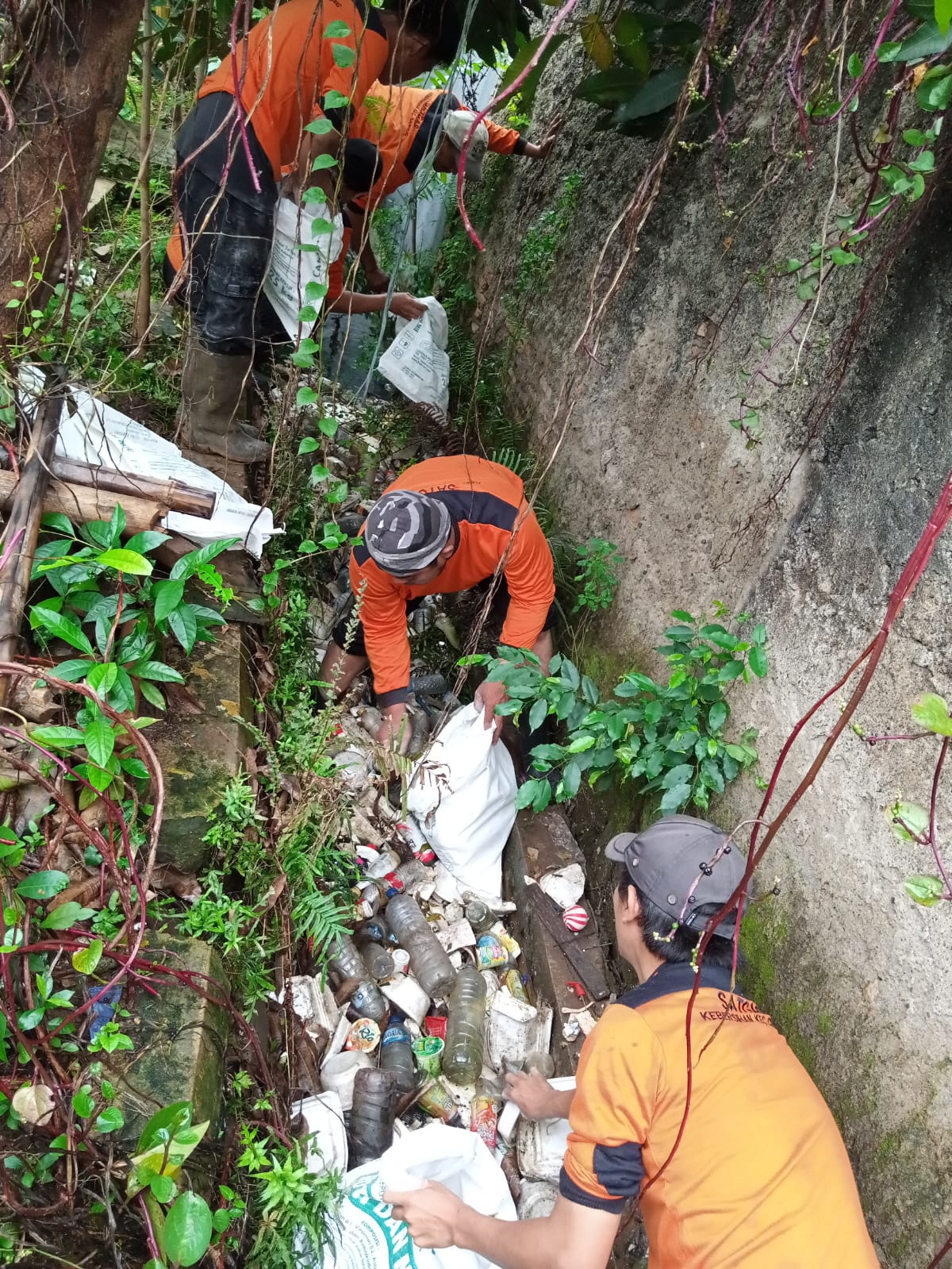 Kegiatan Normalisasi Saluran Drainase oleh Satgas Kebersihan Kecamatan di Kampung Lembang RT 01 RW 06 Kelurahan Sudimara Barat