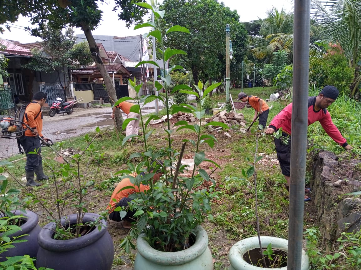 Perapihan Taman Lingkungan oleh Satgas Kebersihan Kecamatan di Bintaro Hijau RW 07 Kelurahan Parung Serab