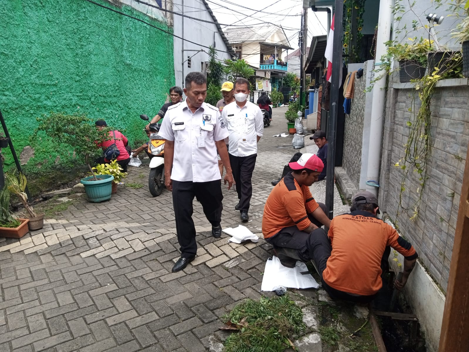 Monitoring Kegiatan Normalisasi Drainase Air oleh Satgas Kebersihan Kecamatan di Perum Japos RT 03 RW 15 Kelurahan Paninggilan
