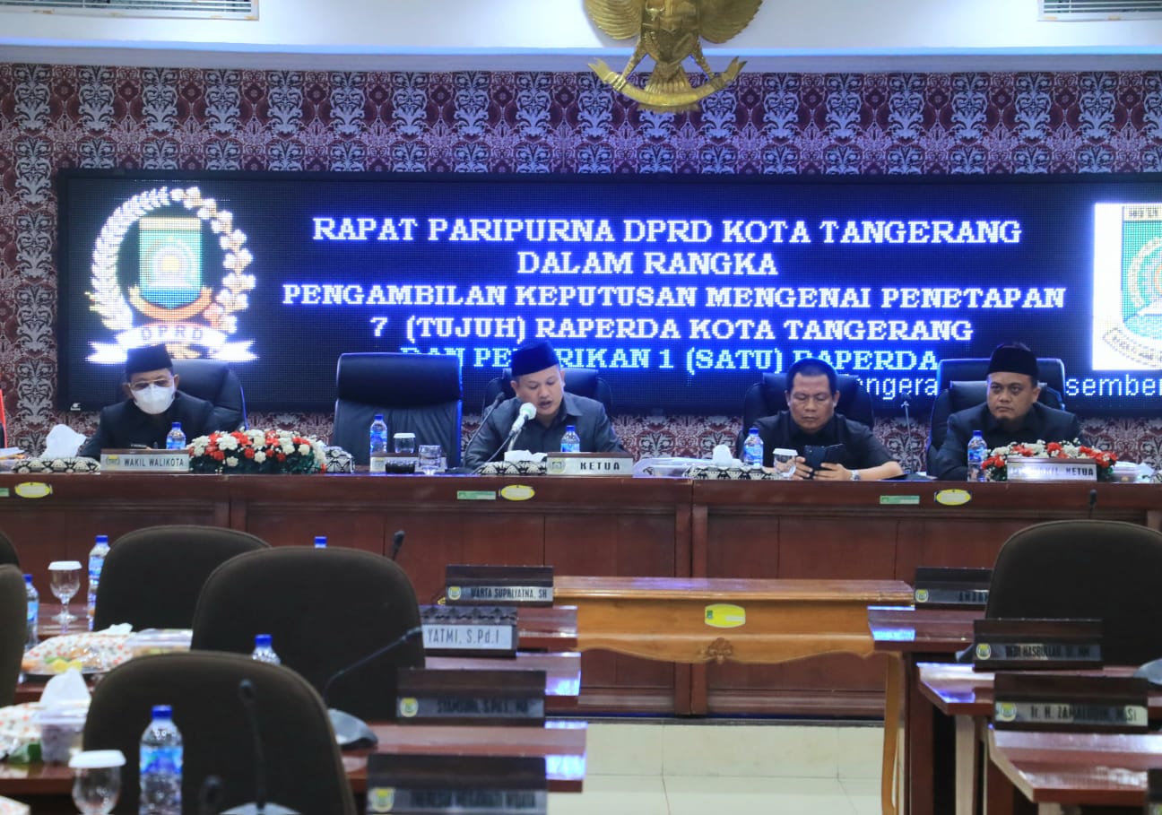 Menghadiri Rapat Paripurna DPRD Kota Tangerang Dalam Rangka Pengambilan Keputusan Mengenai Penetapan 7 Raperda