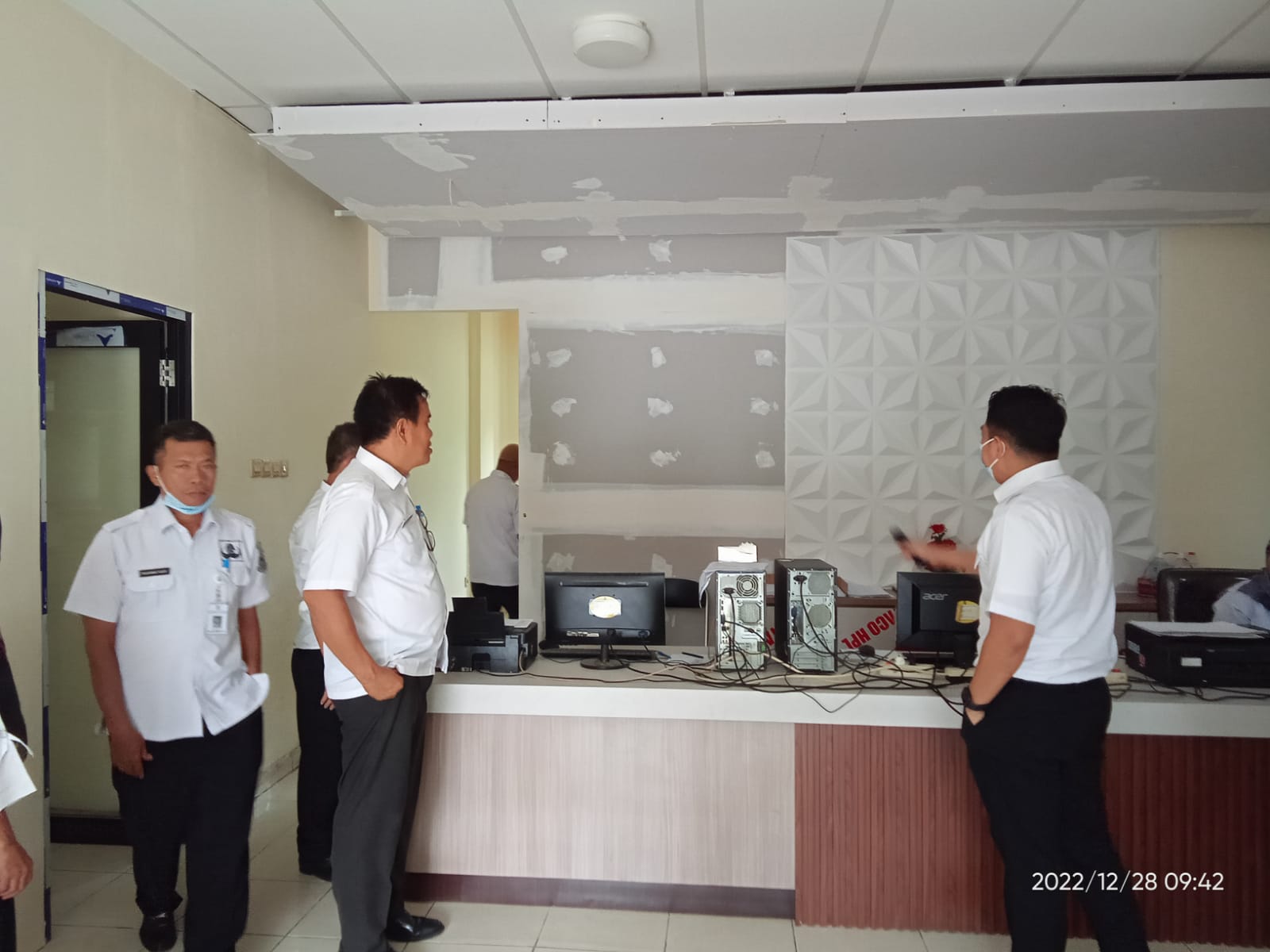 Monitoring Kegiatan Pengerjaan Rehab Interior Gedung Kantor di Kantor Kelurahan Sudimara Selatan