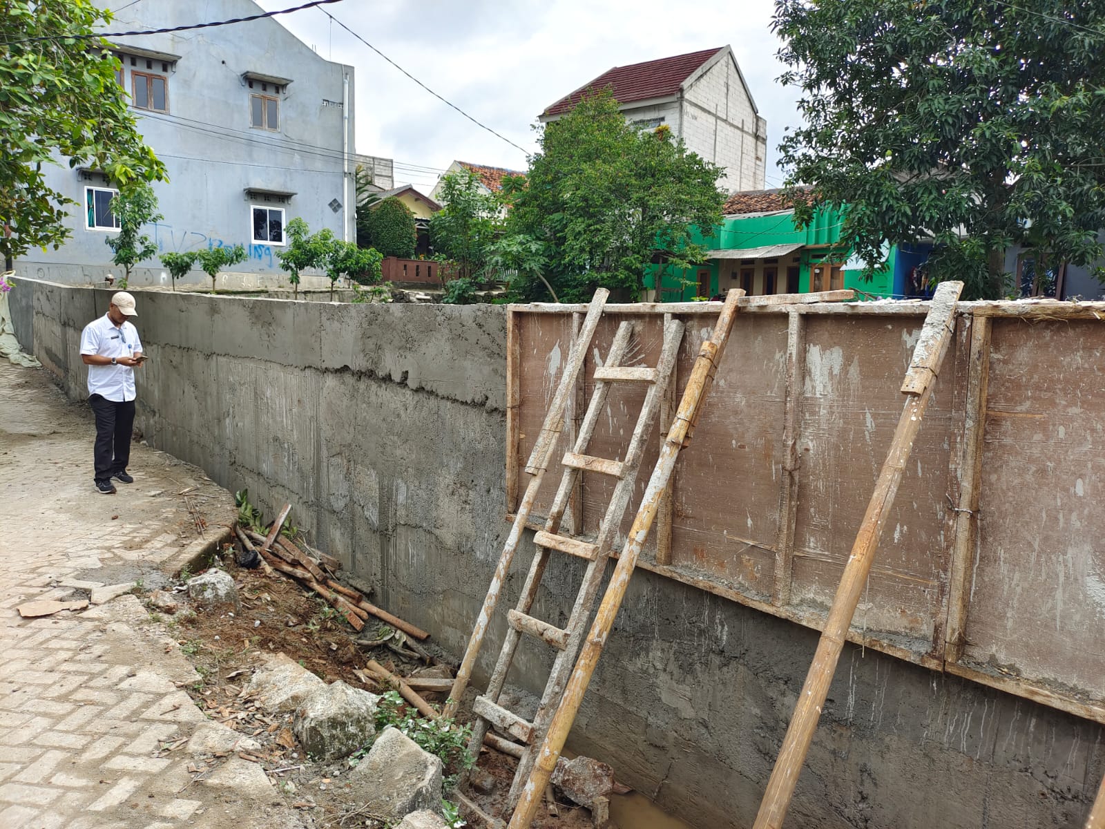 Monitoring Progres Pembangunan Turap Tandon Air oleh DPUPR Kota Tangerang di Wilayah RT 03 RW 11 Kelurahan Paninggilan