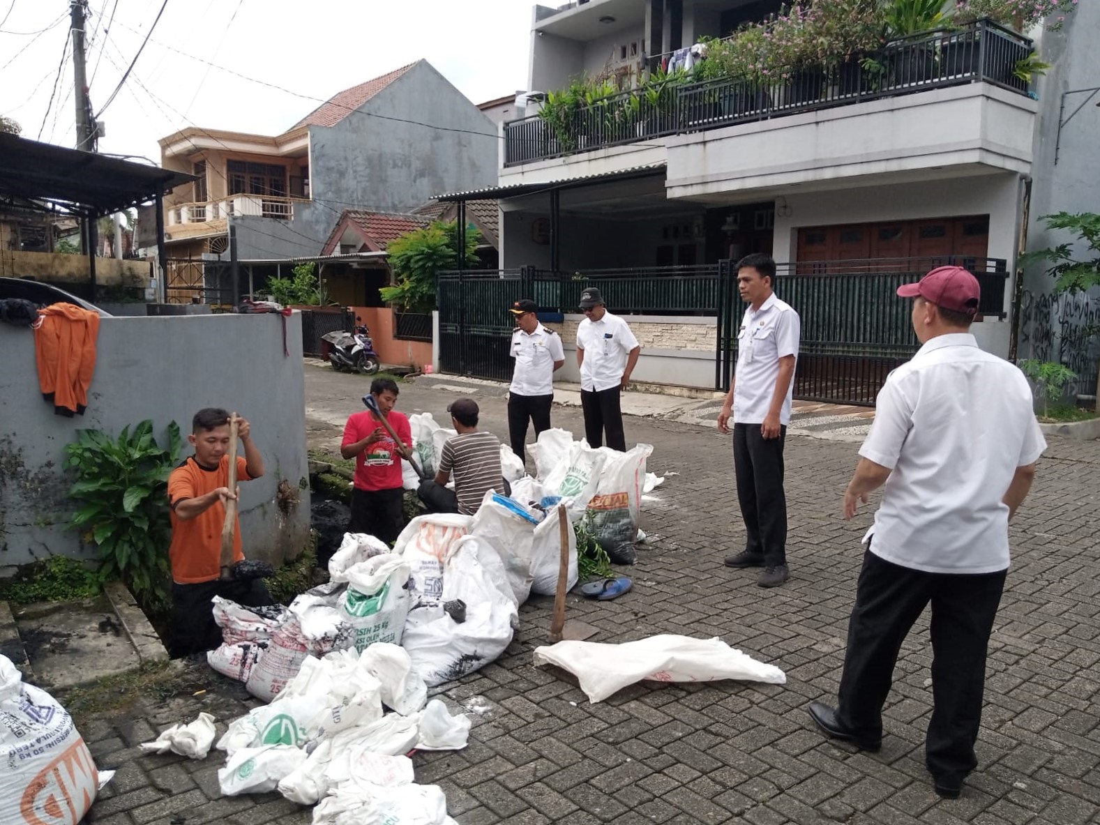 Kegiatan Normalisasi Saluran Drainase oleh Satgas Kebersihan Kecamatan di RT 01 RW 09 Kelurahan Sudimara Jaya