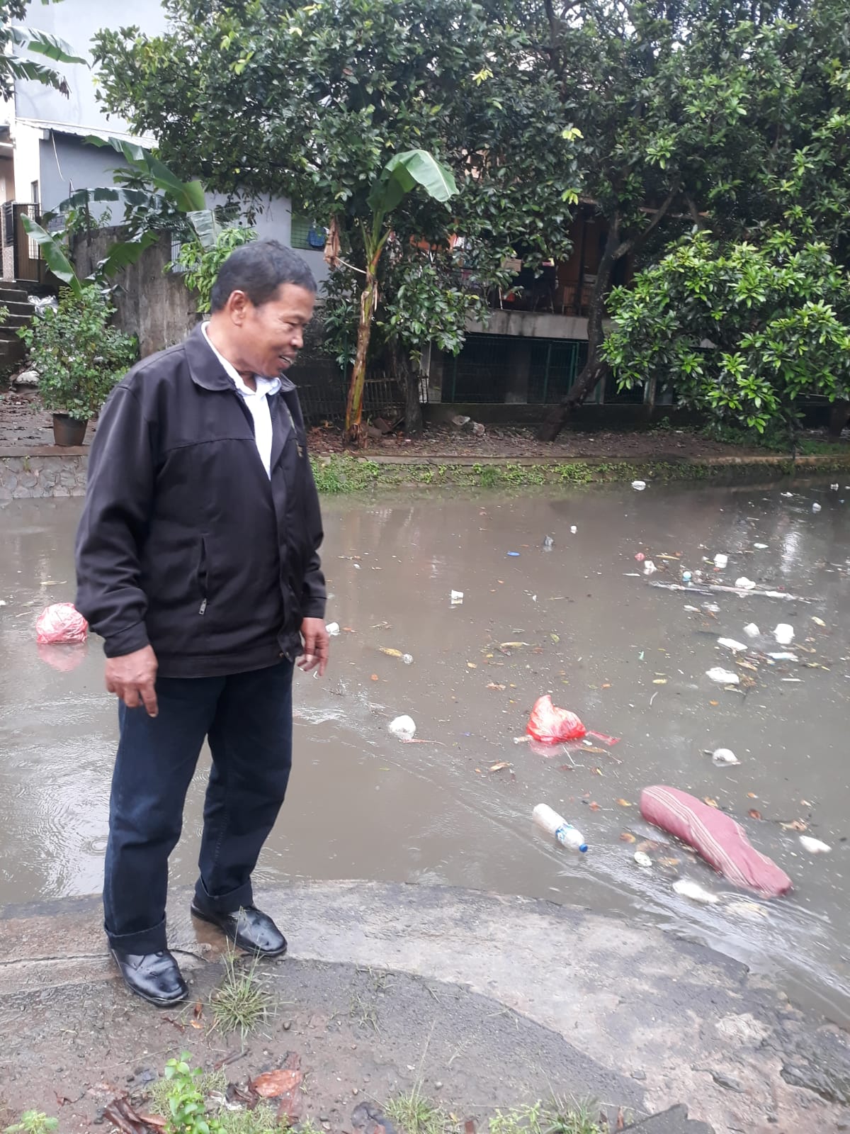 Monitoring Ketinggian Air Kali Pasca Hujan di Pintu Air Pelayangan RW 10 Kelurahan Paninggilan