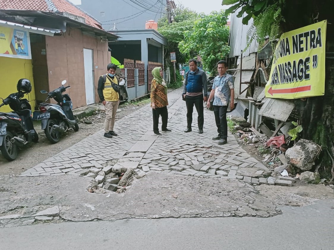 Pendampingan Tim DPUPR Kota Tangerang Dalam Meninjau Saluran Air yang Rusak di RW 09 Kelurahan Paninggilan Utara