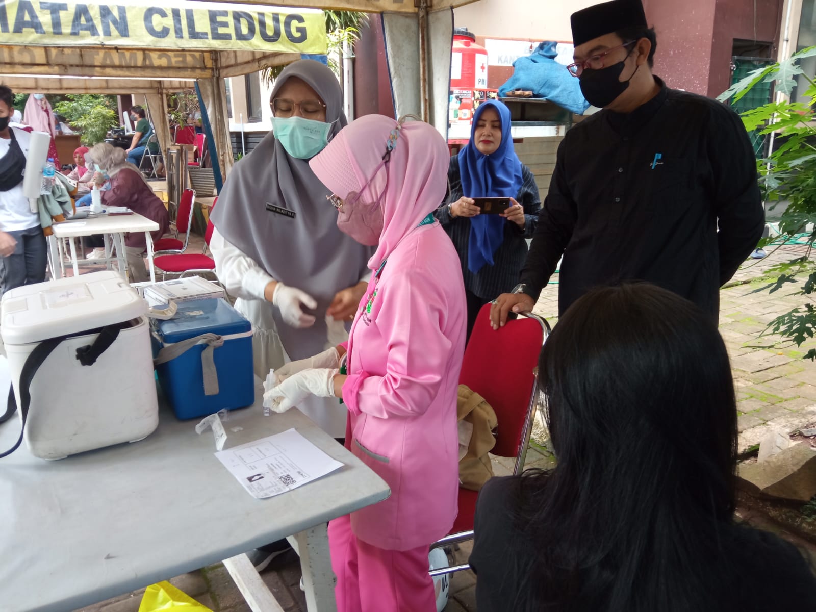 Monitoring Kegiatan  Vaksinasi Covid-19 oleh UPT PKM Ciledug di Halaman Kantor Kelurahan Sudimara Barat