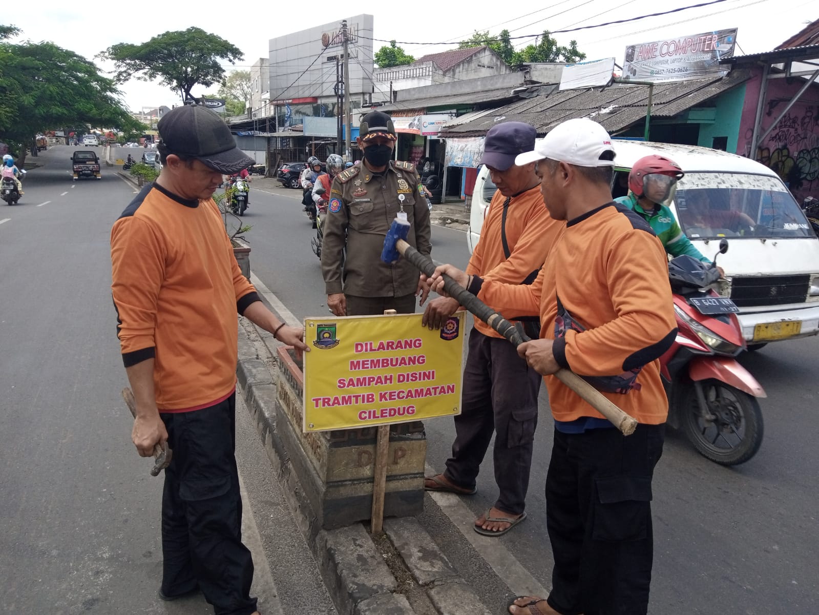 Pemasangan Pemberitahuan Larangan Pembuangan Sampah Liar oleh Satgas Kebersihan dan Tramrib Kecamatan