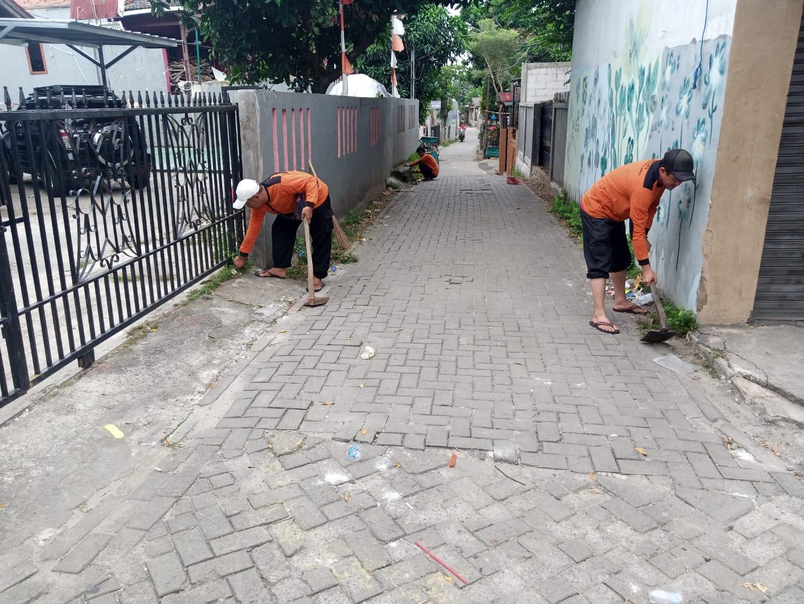 Kegiatan Perapihan Lingkungan oleh Satgas Kebersihan di Gang H. Simar Pondok Lakah RT 01 RW 10 Kelurahan Paninggilan
