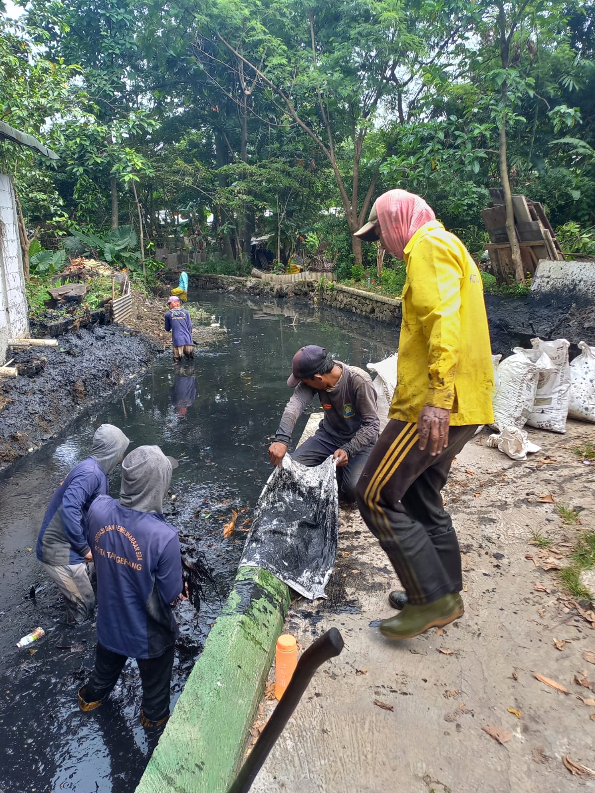Monitoring Kegiatan Normalisasi Saluran Drainase oleh DPUPR Kota Tangerang di Komplek Peruri RW 03 Kelurahan Sudimara Timur