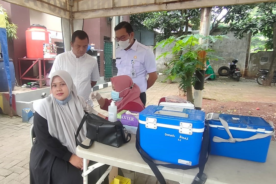 Monitoring Kegiatan Vaksinasi Covid-19 oleh UPT Puskesmas Ciledug di Halaman Kantor Kelurahan Barat