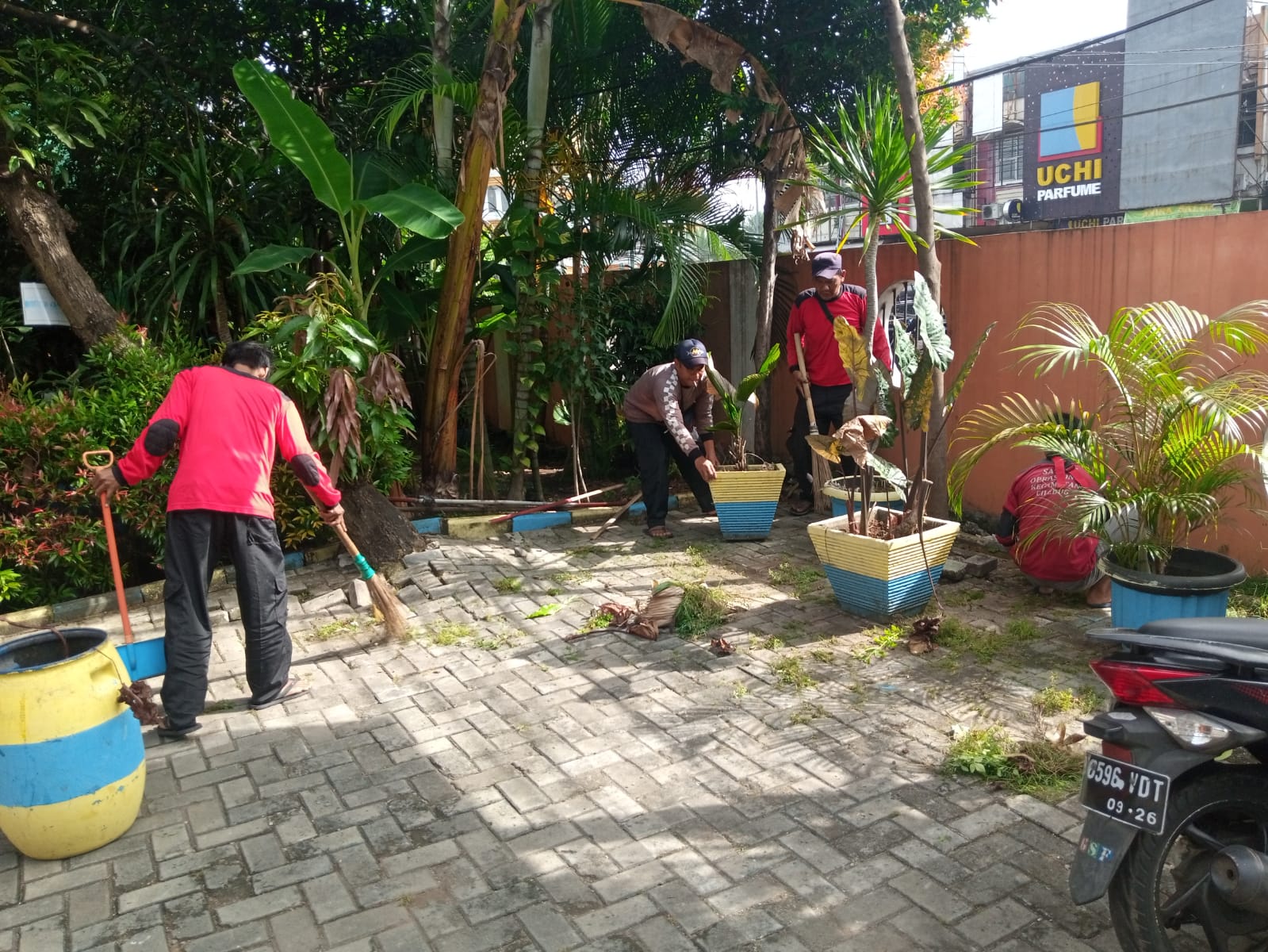 Kegiatan Perapihan dan Pembersihan Taman Kantor Kecamatan Ciledug oleh Satgas Kebersihan Kecamatan