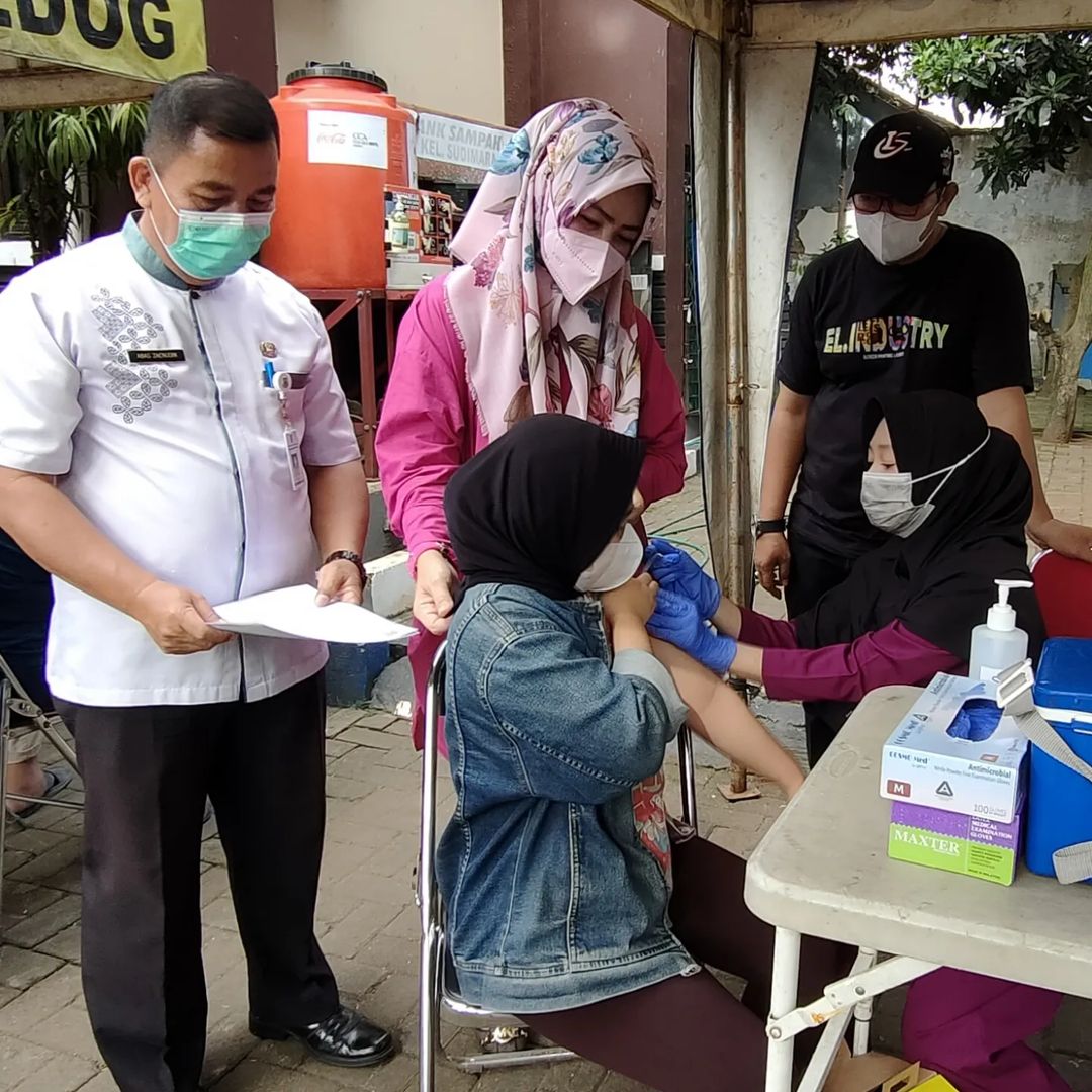 Monitoring Kegiatan Vaksinasi Covid-19 oleh UPT Puskesmas Ciledug di Halaman Kantor Kelurahan Sudimara Barat