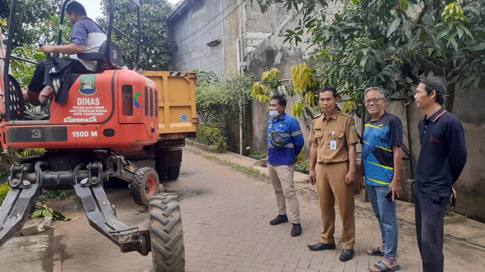 Monitoring Kegiatan Normalisasi Saluran Drainase oleh DPUPR Kota Tangerang di Komplek Kimia Farma RW 02 Kelurahan Parung Serab
