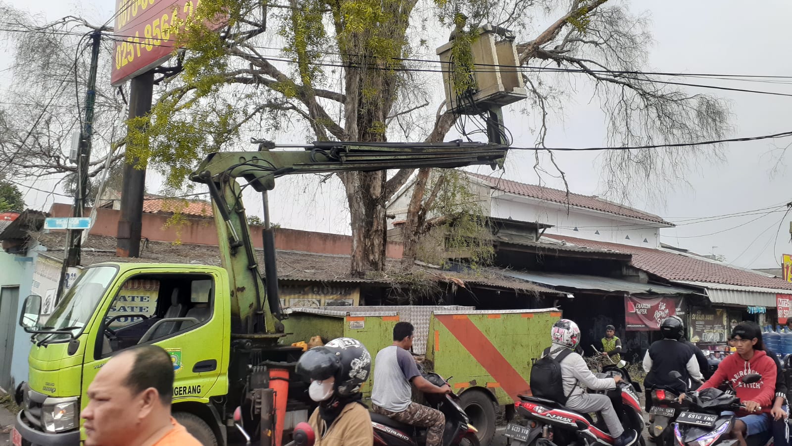 Monitoring Penopingan Pohon Besar oleh DLH Kota Tangerang di Jl. Raden Patah Rt 04 Rw 10 Kelurahan Parung Serab