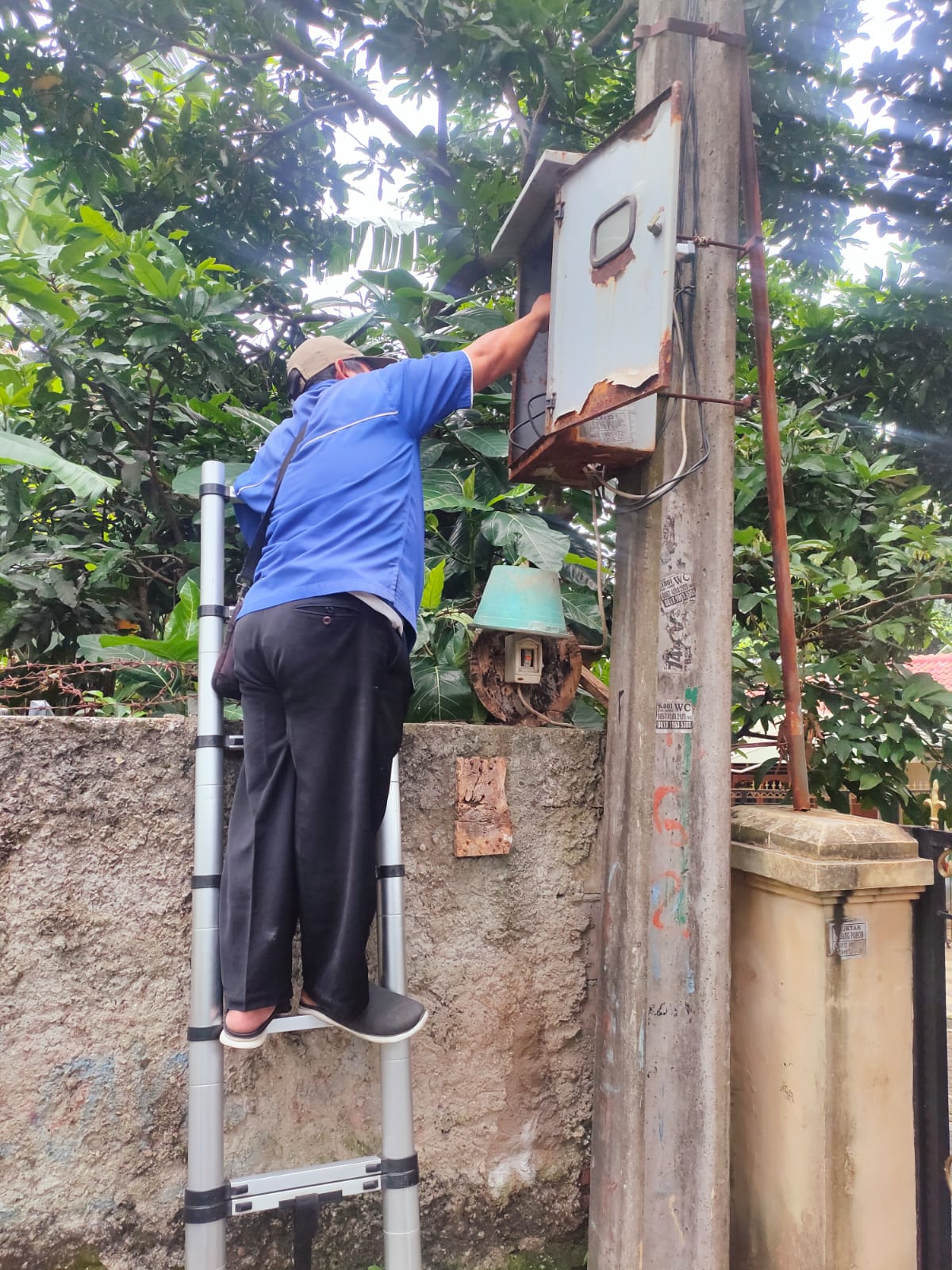 Monitoring Perbaikan Lampu PJU Kampung Terang oleh Tim Teknisi Kecamatan di Wilayah Rw 05 Kelurahan Parung Serab