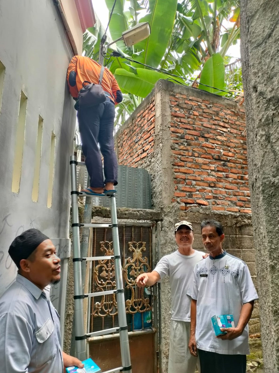 Monitoring Perbaikan Lampu PJU Kampung Terang oleh Tim Teknis Kecamatan di Wilayah Rw 05 Kelurahan Sudimara Timur