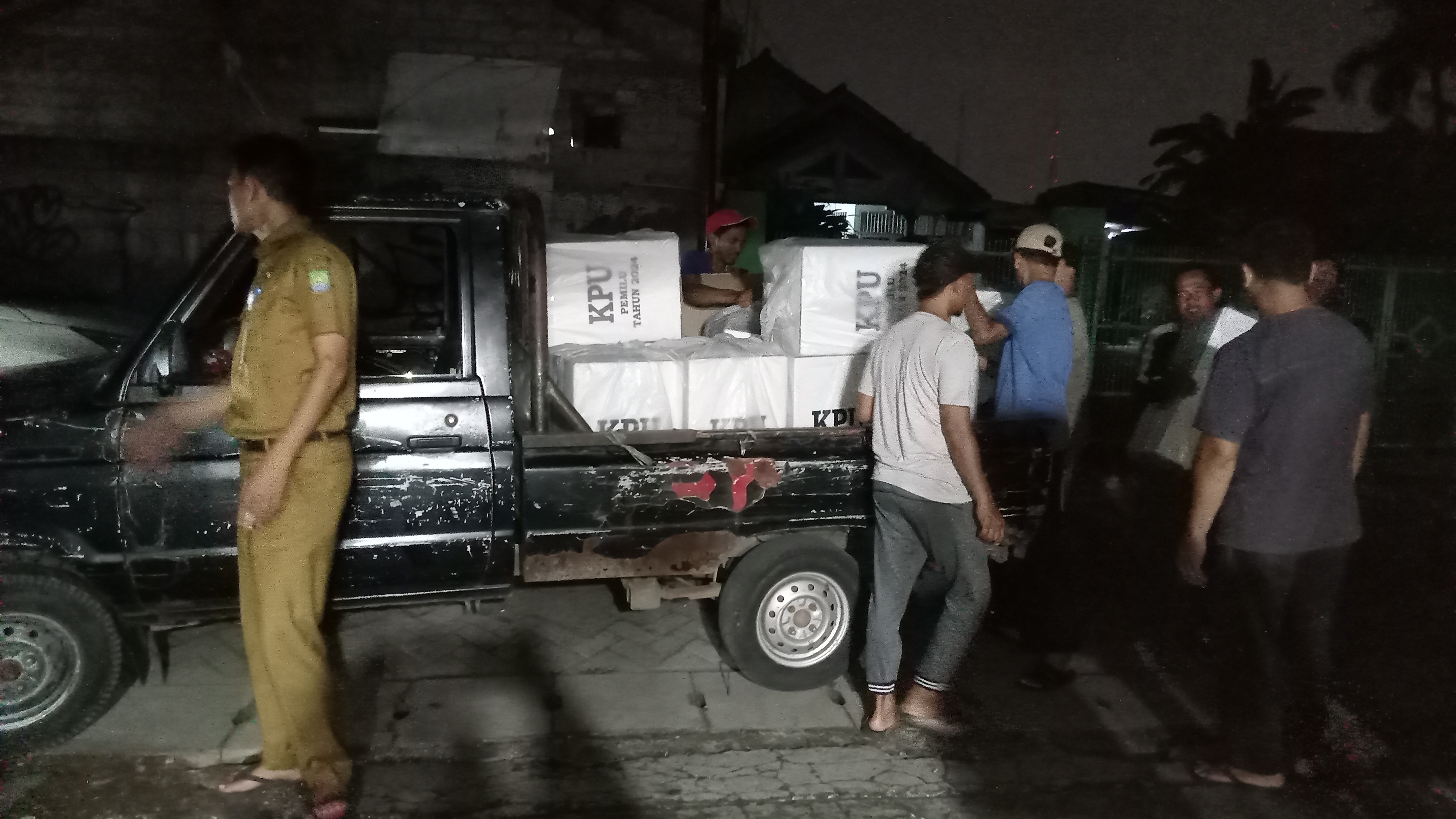 PENDISTRIBUSIAN TPS 5 KEL SUDIMARA JAYA KECAMATAN CILEDUG 